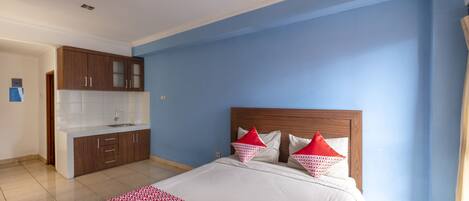 Escritorio, espacio para trabajar con laptop y wifi gratis