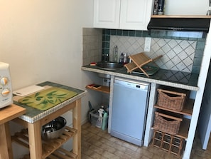 Micro-ondes, plaque de cuisson, lave-vaisselle, cafetière/bouilloire