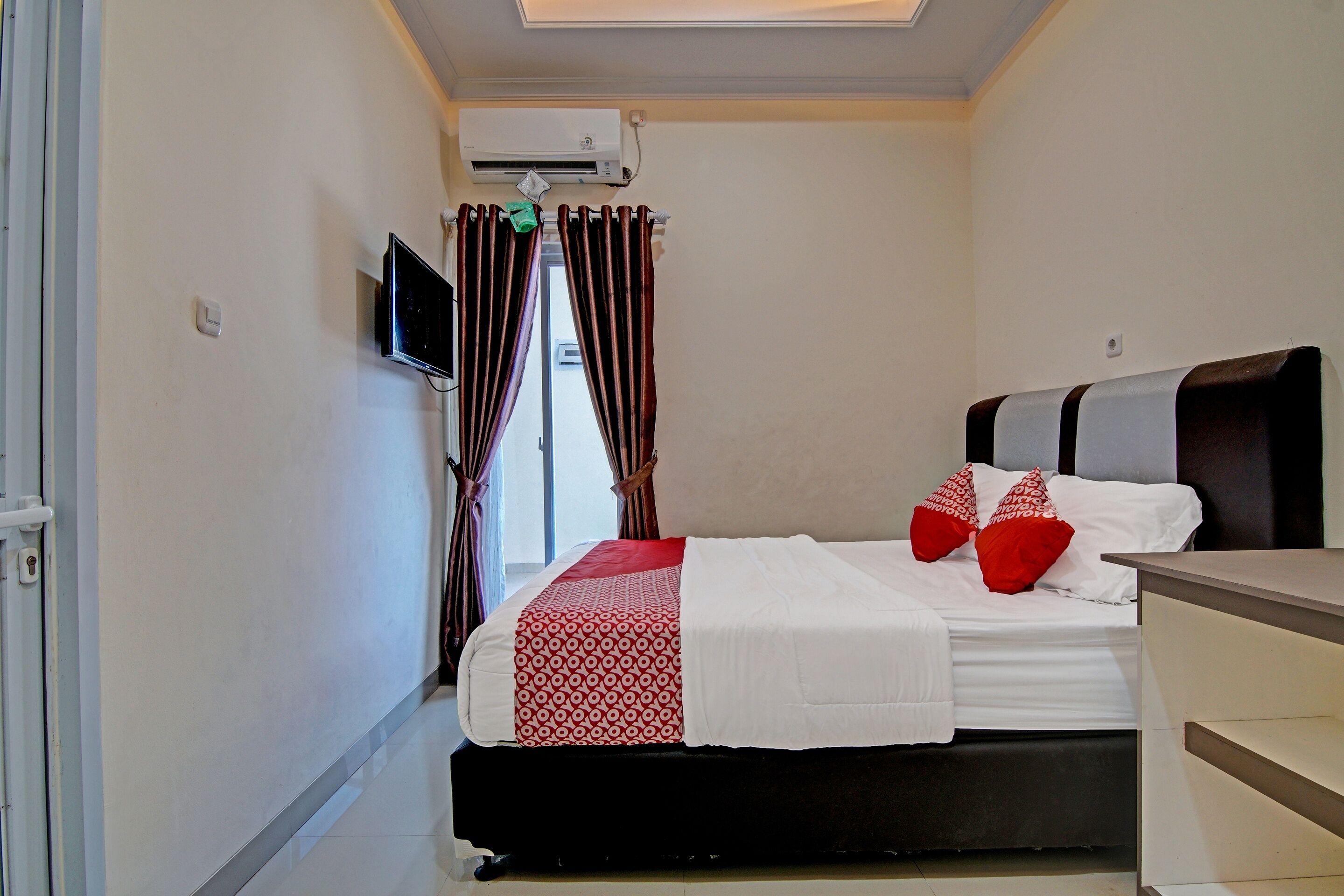 deluxe double room | desk, free wifi, bed sheets