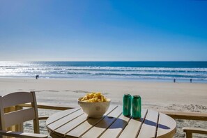 På stranden