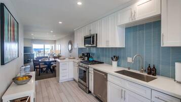 Refrigerador, microondas, horno y parrilla de estufa