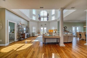 Smart-TV, peis, DVD-spiller og kontorer