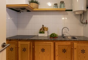 Een koelkast, een microgolfoven, een koffiezetapparaat/waterkoker