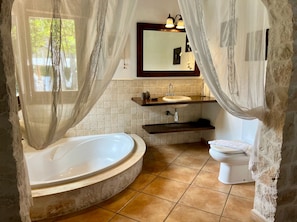 Bathtub, hair dryer, towels - Villa Noray Cala Morell (Cala Morell)