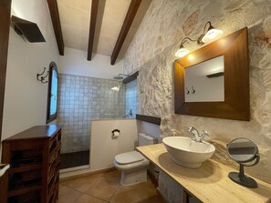 Baignoire, sèche-cheveux, serviettes fournies