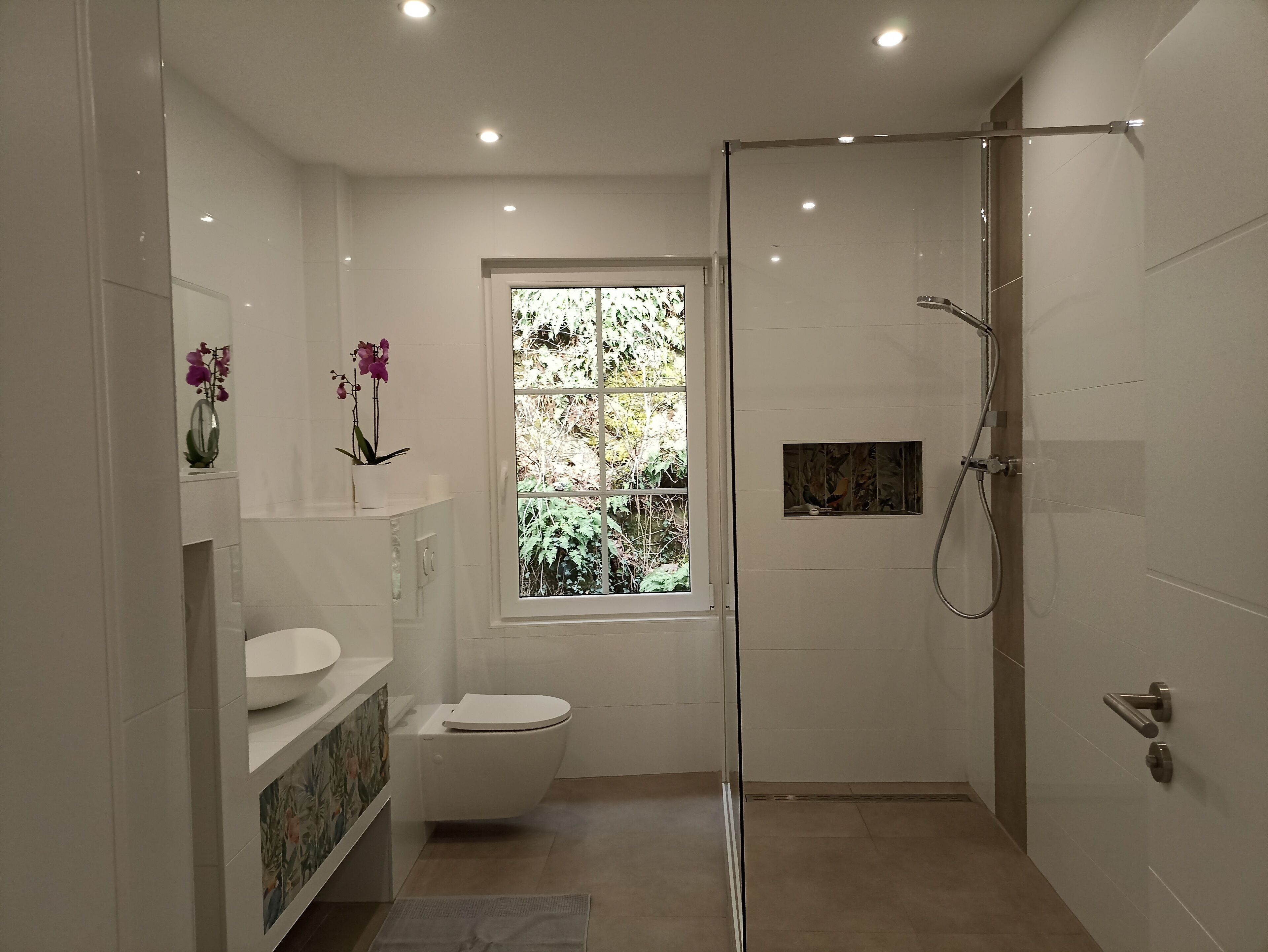 Douche, sèche-cheveux, serviettes fournies, savon