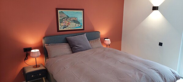 6 bedrooms, desk, iron/ironing board, travel cot