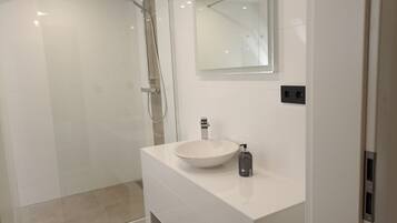 Dusche, Haartrockner, Handtücher, Seife