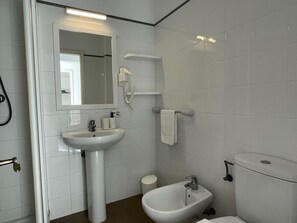 Sèche-cheveux, serviettes fournies