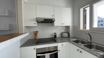 Een koelkast, een microgolfoven, een oven, een kookplaat