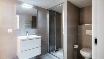 Dusche, Haartrockner, Bidet, Handtücher