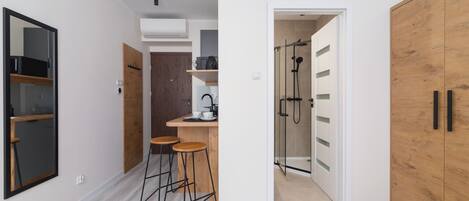 Desk, iron/ironing board, WiFi, bed sheets