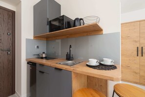 Réfrigérateur, micro-ondes, plaque de cuisson