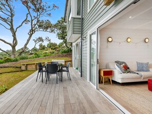 Outdoor dining - MaiMoana - Hatfields Beach Cliff-Top Retreat (Orewa)