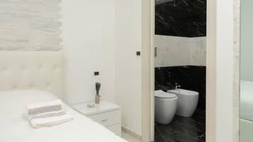Superior Double Room | Bathroom | Shower, hair dryer, towels, soap