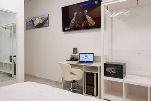 Superior Double Room | In-room safe, desk, blackout drapes, free WiFi - Royal Central Room (Bologna)