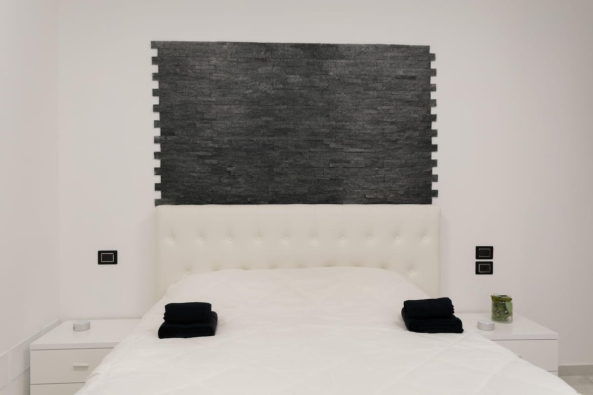 1 habitación, caja de seguridad en la habitación y escritorio
