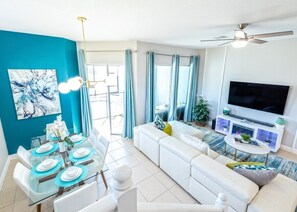 TV - Retreat 5 Bed Townhome screened Private Pool (Davenport)