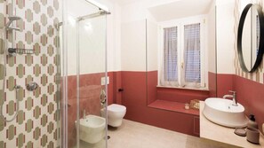 Dusche, Haartrockner, Bidet, Handtücher