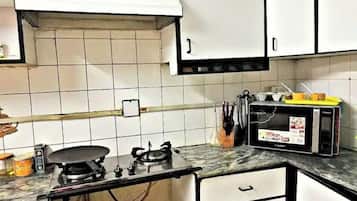 Batterie de cuisine, vaisselle et ustensiles