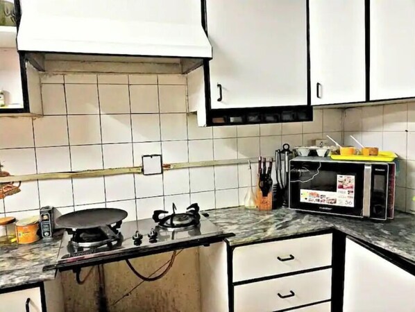 Cookware/dishes/utensils
