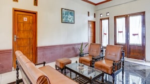 A lobby with a sofa, chairs, a coffee table, and a framed picture on the wall. - Hotel O Pondok Inap Shofwa 1 (Sidoarjo)