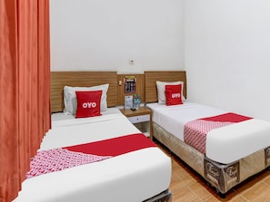 Habitación estándar con 2 camas individuales | Escritorio, wifi gratis y ropa de cama 