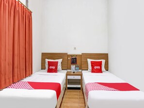 Quarto duplo standard | Escrivaninha, Wi-Fi de cortesia, roupa de cama