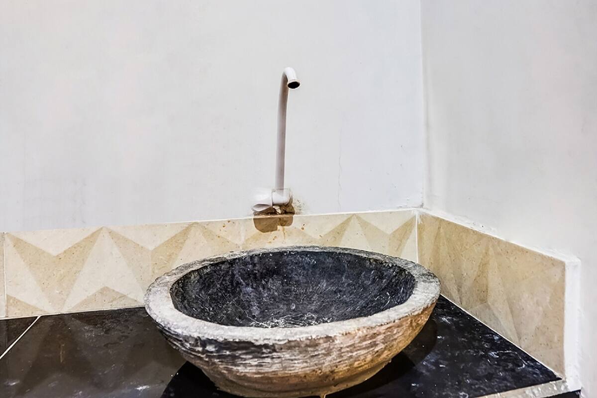 standard double room | bathroom | shower, rainfall showerhead, towels, toilet paper