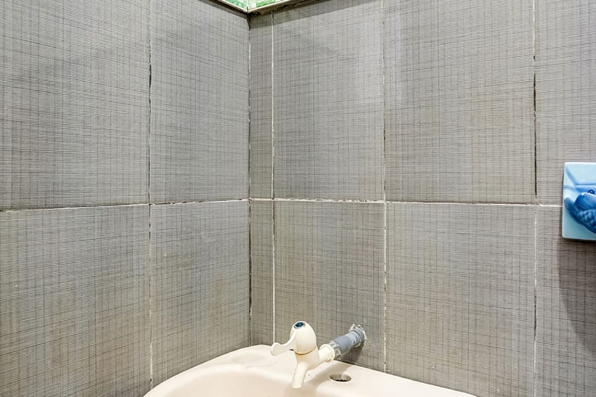 standard twin room | bathroom | shower, rainfall showerhead, towels, toilet paper