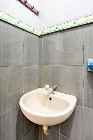 Standardværelse med 2 enkeltsenge | Badeværelse | Bruser, brusehoved med spredningseffekt, håndklæder, Toiletpapir