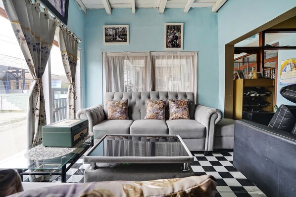 Lobby sitting area - Hotel O Eco Tourism Desa Cibodas Areng 1 Syariah (Lembang)