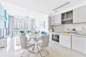 Deluxe 2BR Apartment  - Sea view | Aire de séjour | Téléviseur connecté de 50 po avec télévision par câble, téléviseur