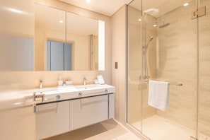 Deluxe 2BR Apartment - Sea view | Badrum | Gratis toalettartiklar, hårtork, badrock och tofflor