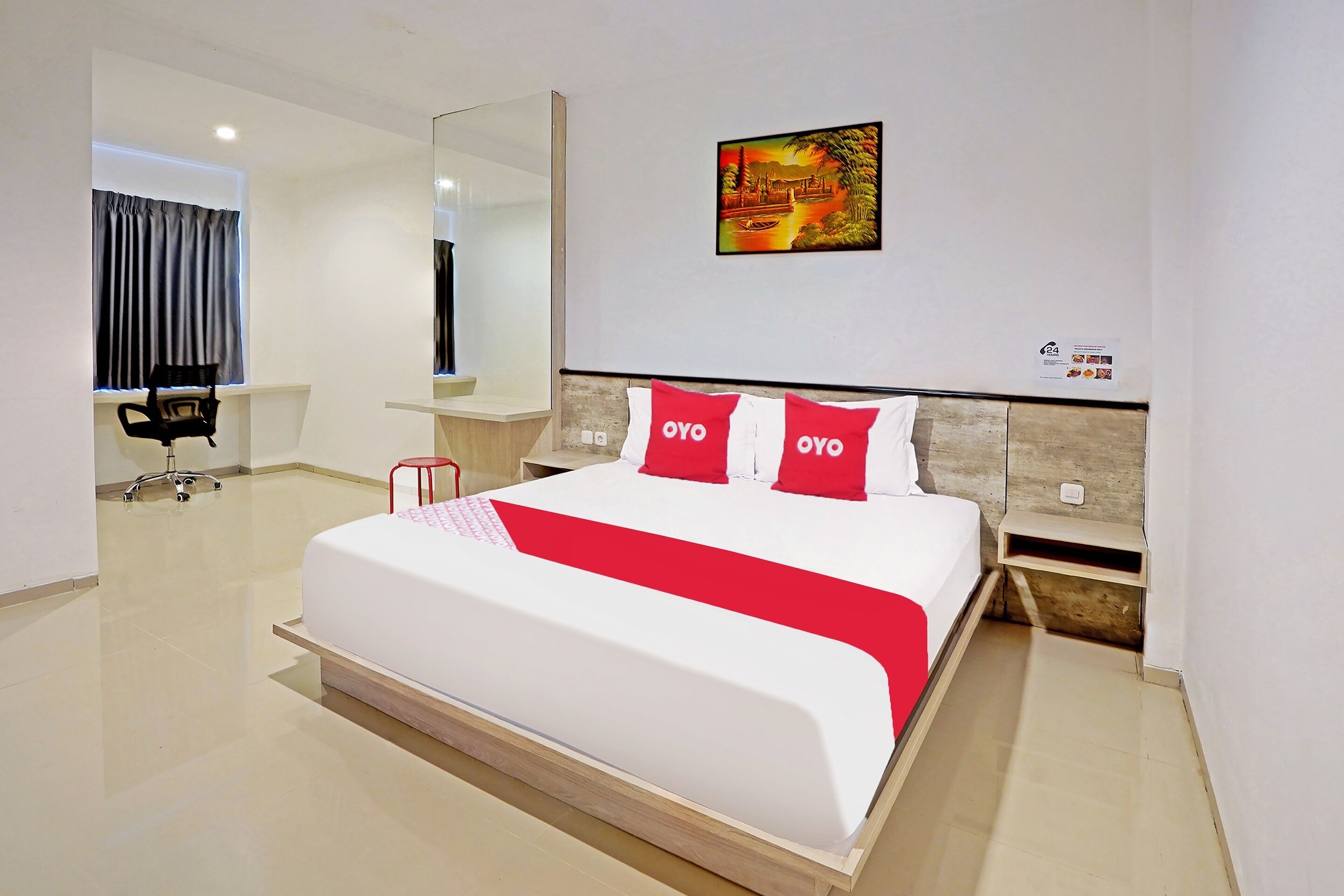 Une chambre d’hôtel moderne avec un grand lit, un bureau et une chaise.
