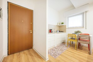 Apartamento Confort | Cocina privada | Frigorífico grande, microondas y utensilios de cocina