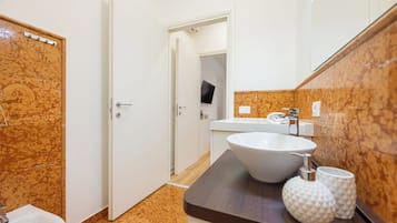 Comfort-lejlighed | Badeværelse | Bruser, brusehoved med spredningseffekt, hårtørrer, bidet