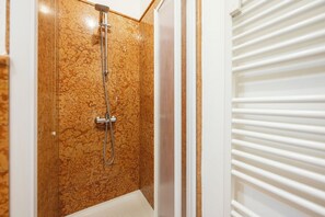 Appartamento Comfort | Bagno | Doccia, soffione a pioggia, asciugacapelli, bidet