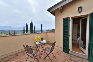 Outdoor dining - Il Mirto - spectacular position in the heart of a golf course (Bagno di Gavorrano)