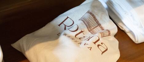 A white pillow with 'Ristorante' and 'L'RESERVA' text, indicating a restaurant setting.