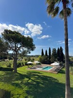 Una piscina al aire libre de temporada