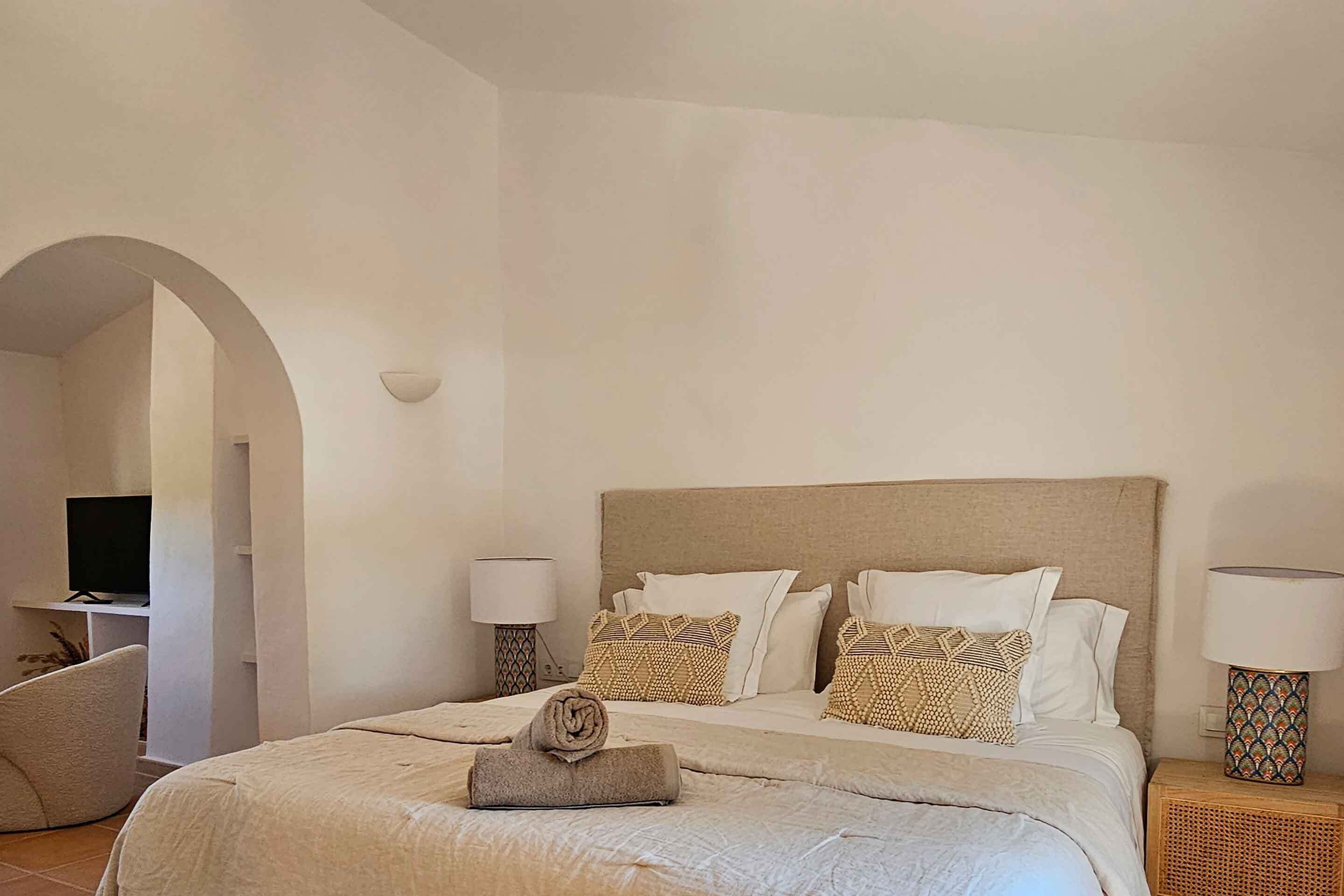 ملاءات من القطن المصري وأغطية فراش متميزة وخزنة داخل الغرفة