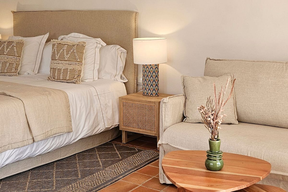 ملاءات من القطن المصري وأغطية فراش متميزة وخزنة داخل الغرفة