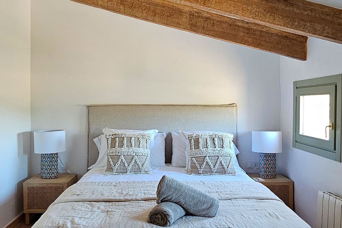 Chambre classique double | Draps en coton égyptien, literie de qualité, coffre-fort, décor unique