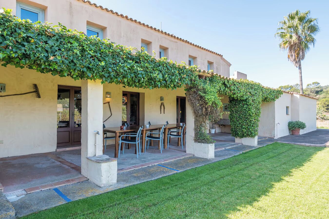 المنشأة من الخارج