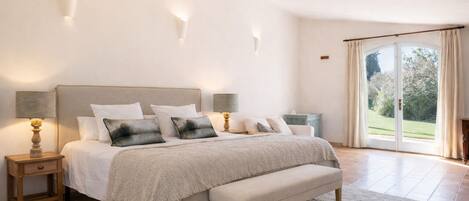 ملاءات من القطن المصري وأغطية فراش متميزة وخزنة داخل الغرفة