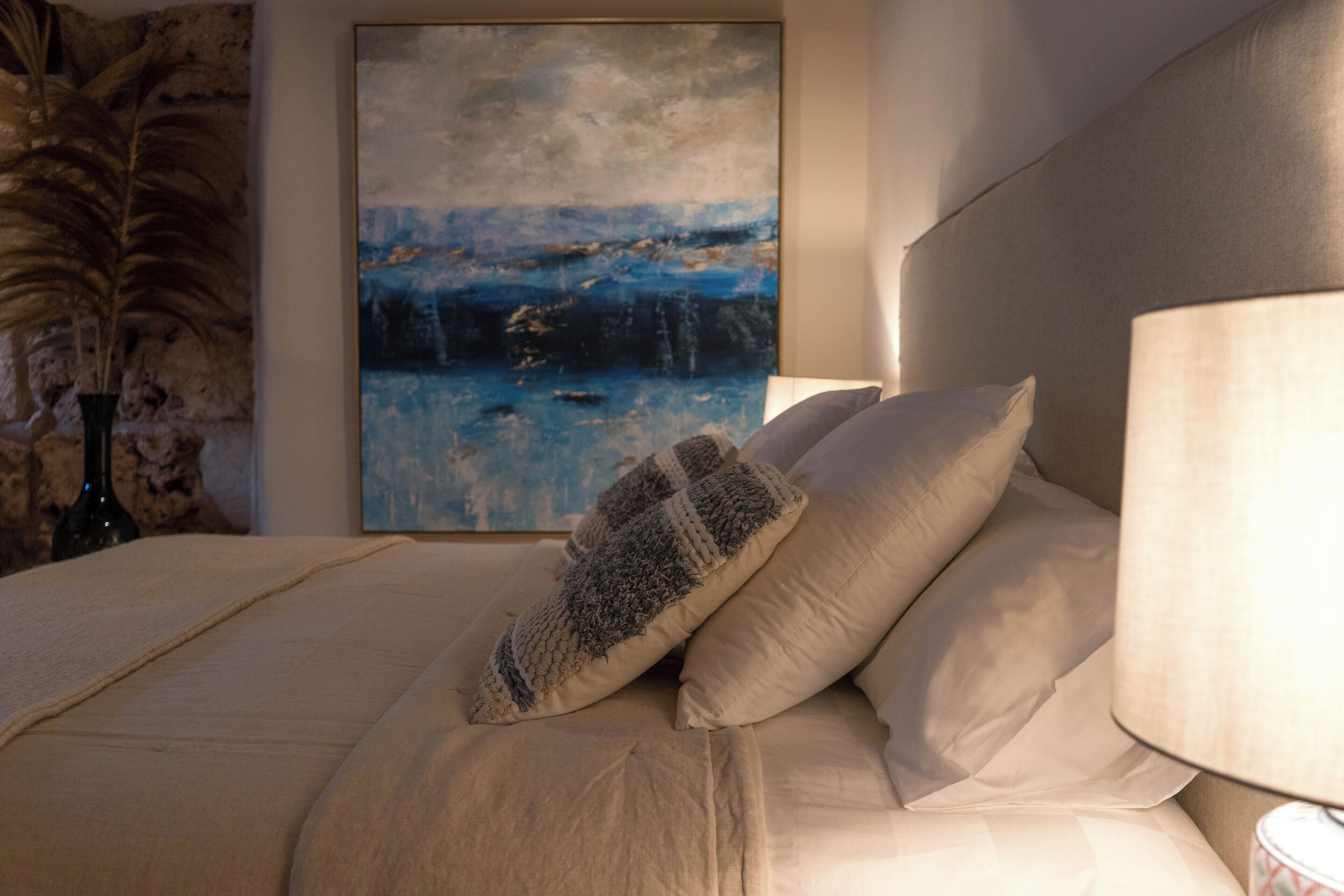 خزنة داخل الغرفة وبديكورات فريدة لكل غرفة