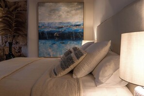 خزنة داخل الغرفة وبديكورات فريدة لكل غرفة