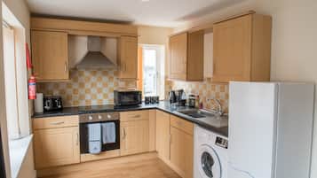 City Apartment | Private kitchen | Full-size fridge, microwave, oven, stovetop