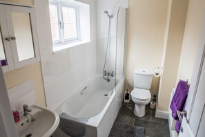 Appartement Ville | Salle de bain | Ensemble baignoire-douche, articles de toilette (gratuits)